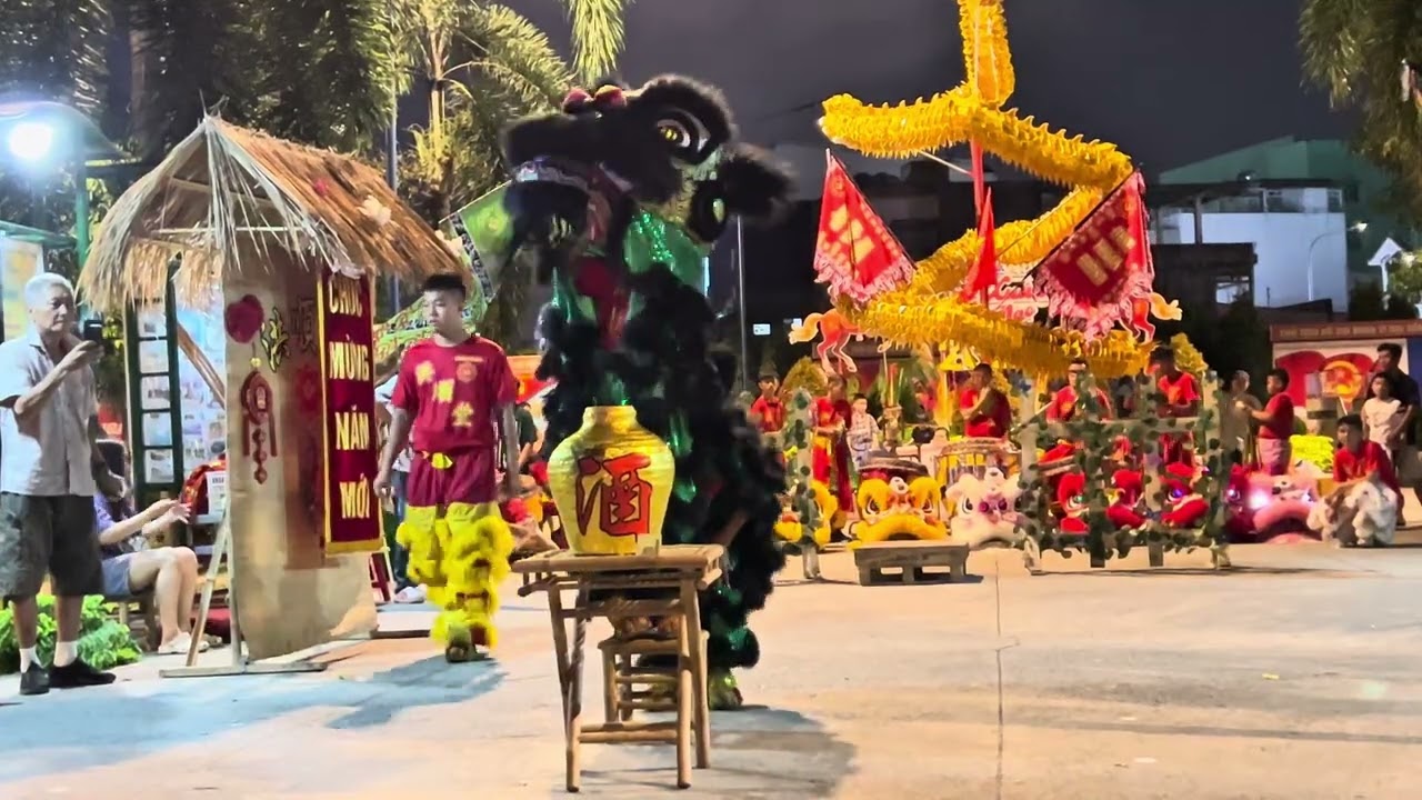 Lần đầu Xamino xem múa lân đầu năm – Tết này vui quá! 🧧🦁