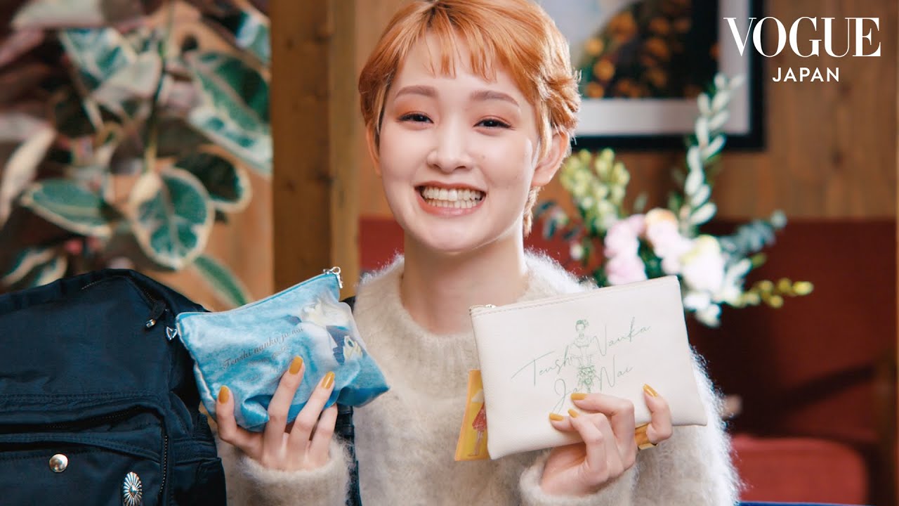 剛力彩芽がバッグの中身を披露。漫画“天ない”のグッズやアロマグミ、ふりかけetc. | In The Bag | VOGUE JAPAN