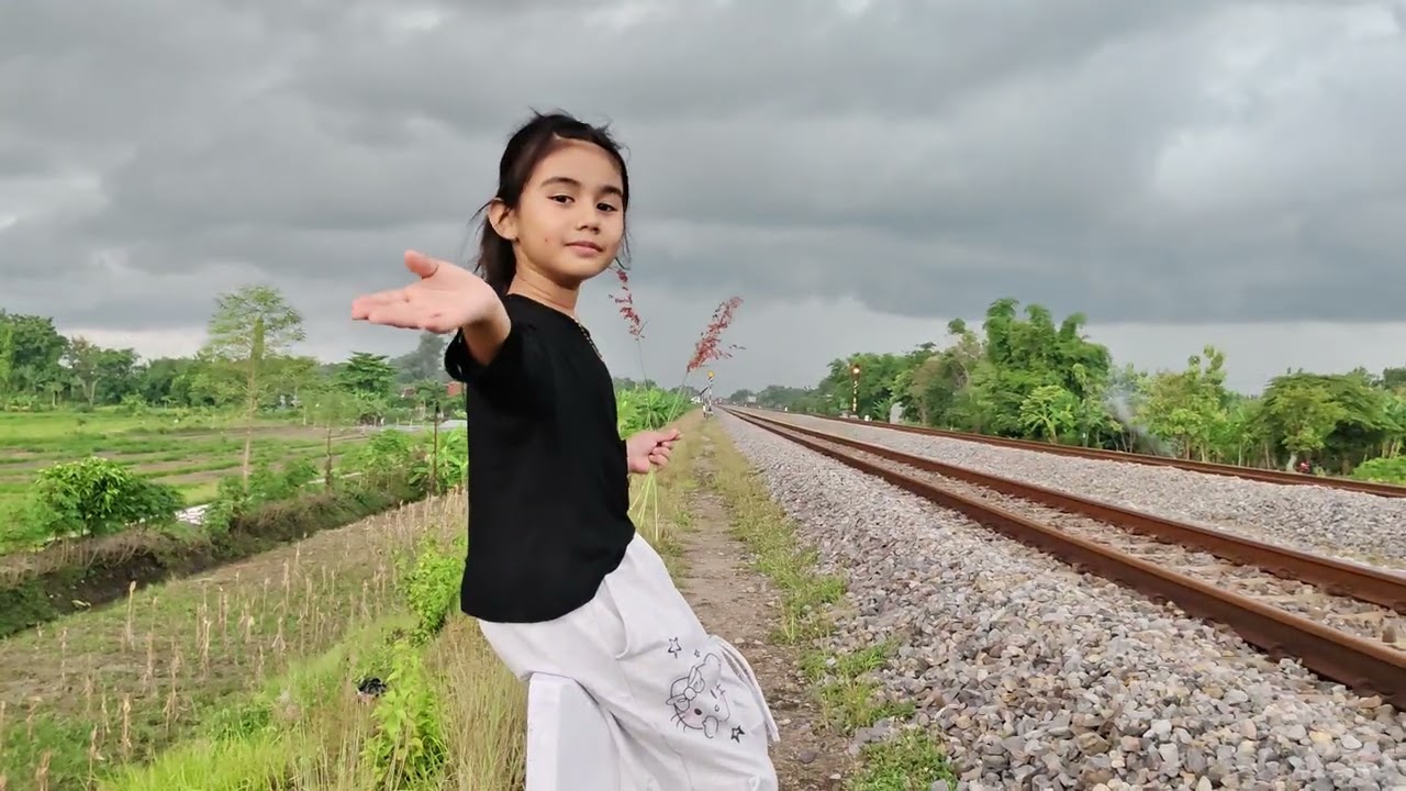 Keysha dan Petualangan Seru di Dekat Rel Kereta Api