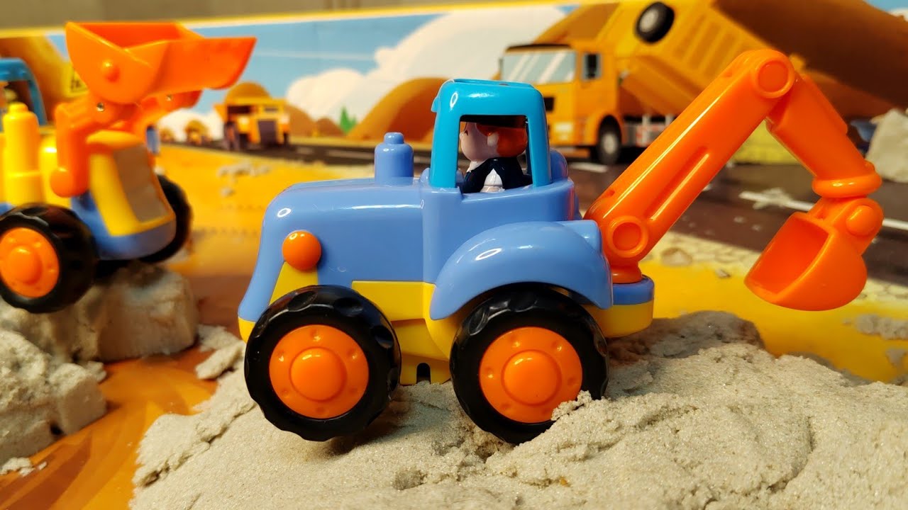 ТРАКТОРА! ИГРАЕМ В ПЕСОЧНИЦЕ / TRACTORS! WE PLAY IN THE SANDBOX. 