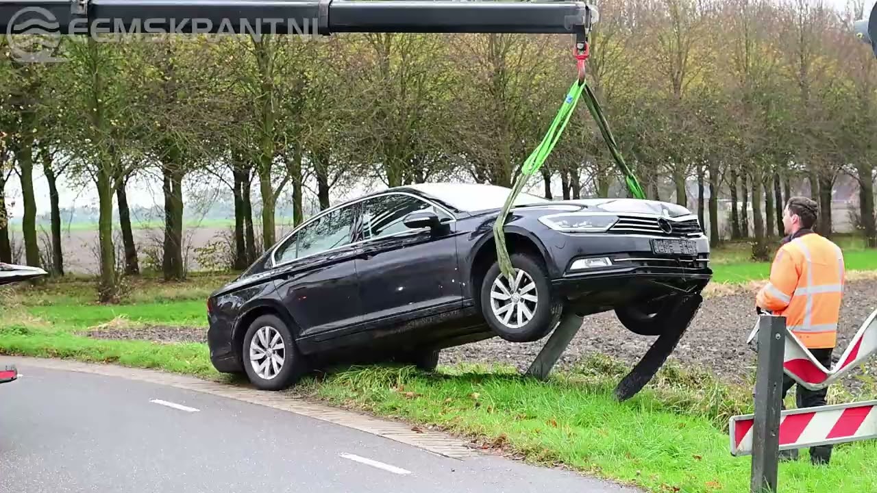 Auto uit de bocht gevlogen op de Delleweg bij Stedum