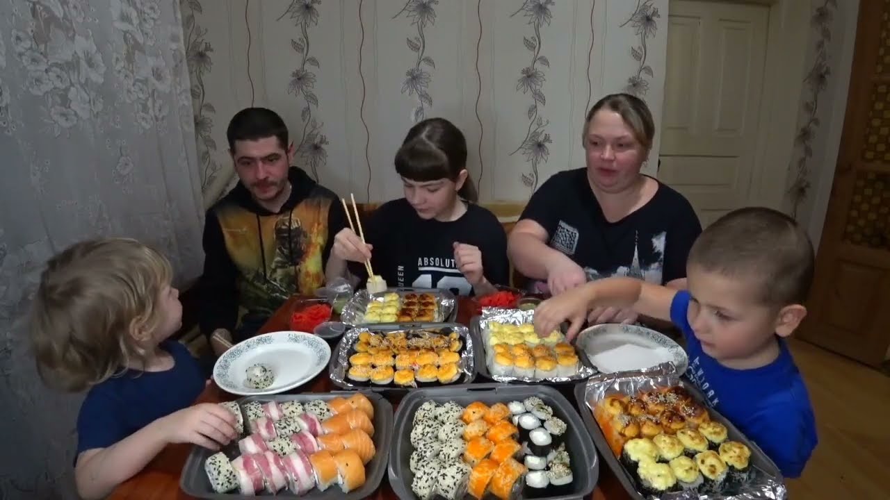 мукбанг/приехал папа😃/кушаем роллы