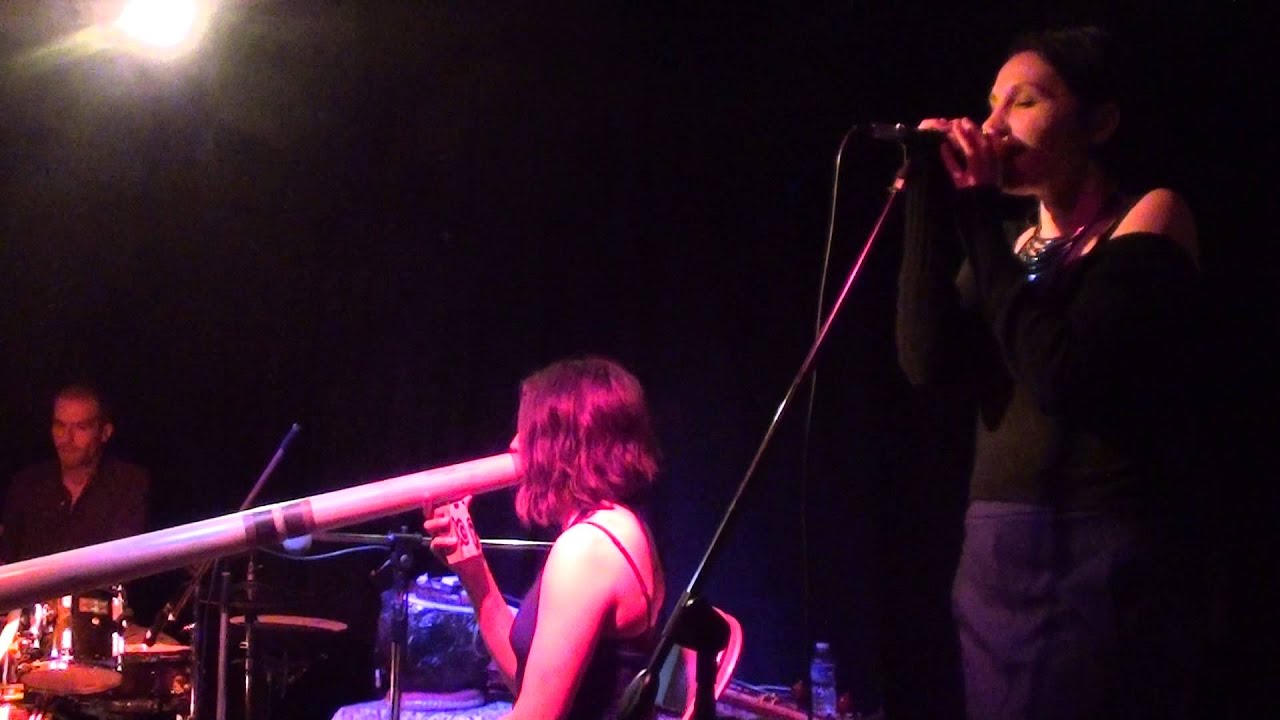 Adele B. - Didgeridoo - (Les Voiageurs Du Monde) - Paris - Peniche Anako - 25.04.2013 (5)