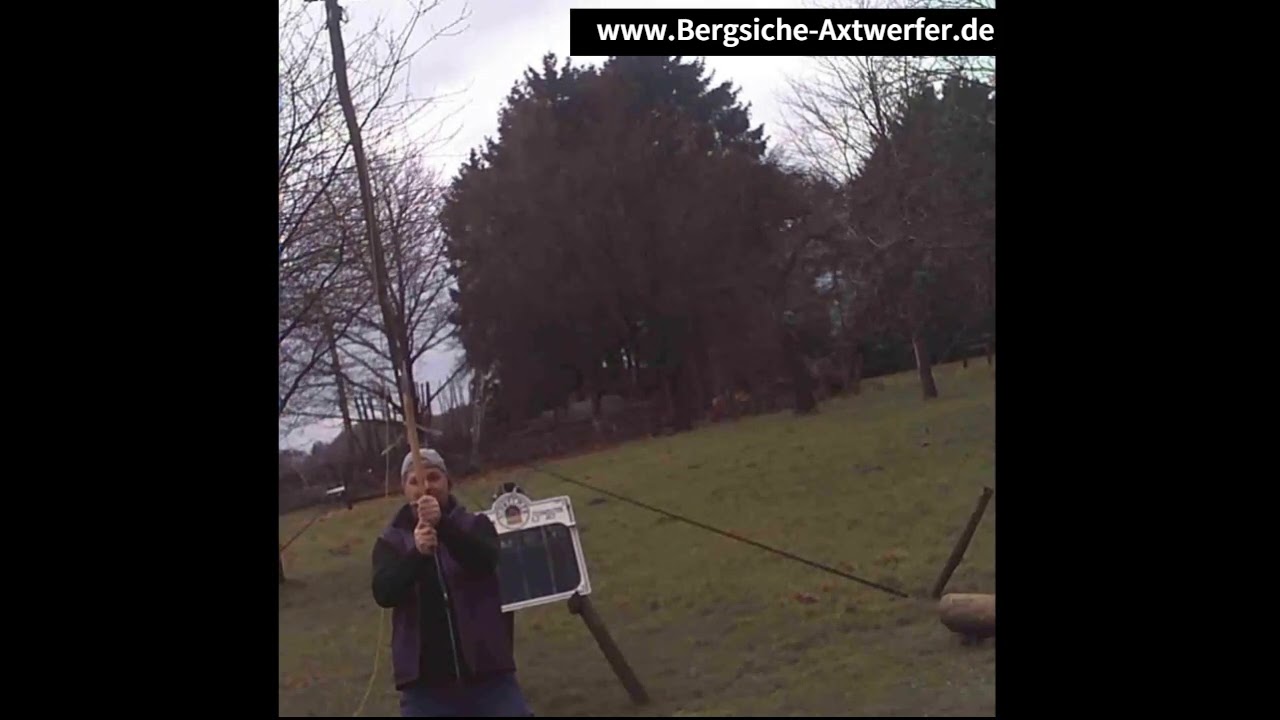 Axtwerfen mit der Doppelaxt auf die Zielscheibe, hat die Kamera das &uuml;berlebt?