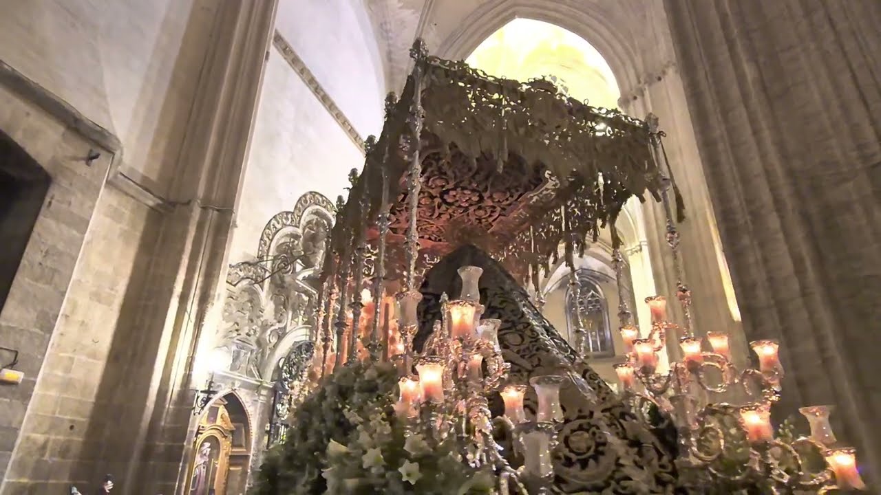 Esperanza de triana en el interior de la catedral procesión magna de Sevilla.