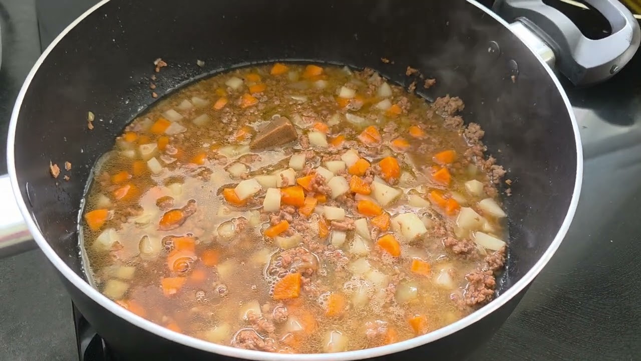 GROUND BEEF STIR FRY WITH OYSTERS SAUCE,PATOTA AND CARROTS 