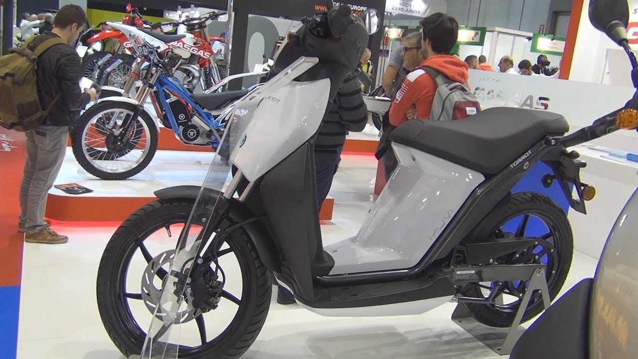 Torrot MUVi White (2017) Exterior and Interior
