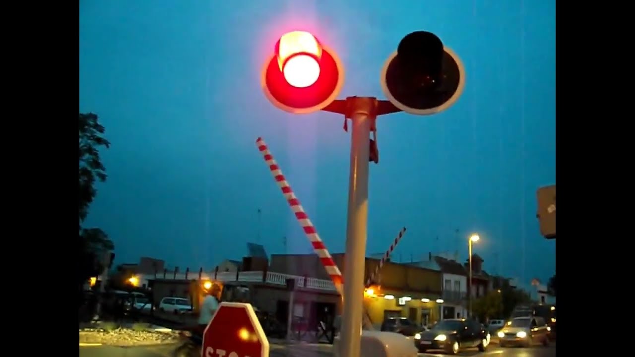 Paso de un tren MD (cercanías), por el paso a nivel de Tocina