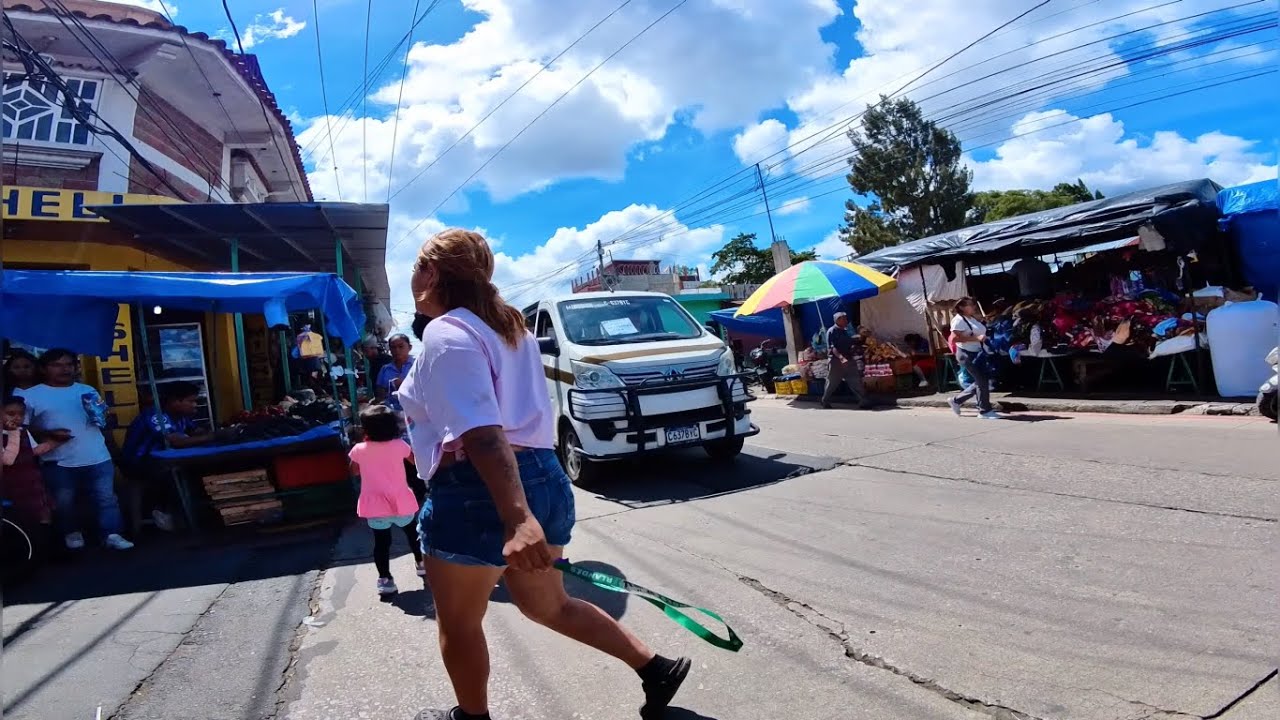 Caminando y mirando personas por las calles de Guatemala