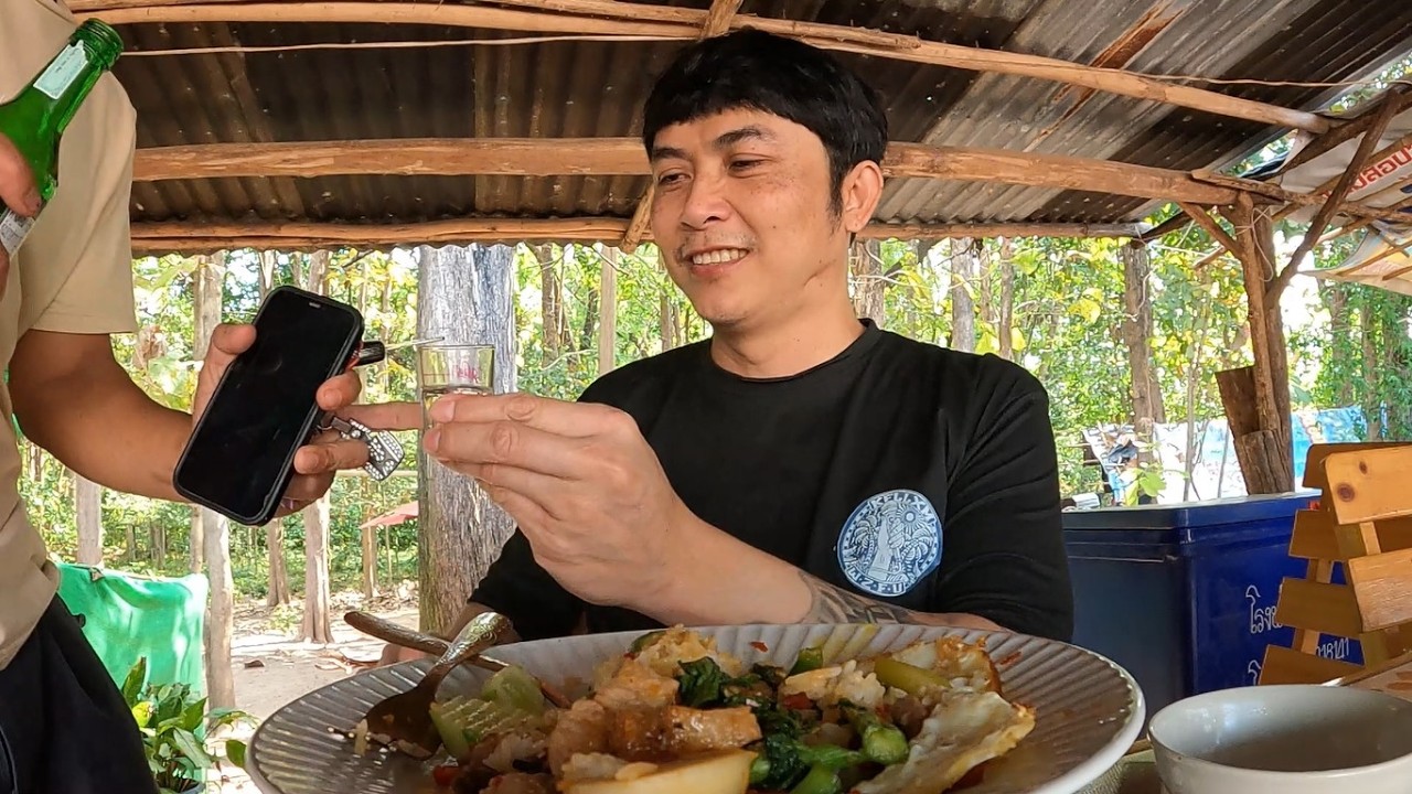 ได้แนวกินข้าวแซ่บ คะน้าหมูกรอบ+ไข่ข้าว