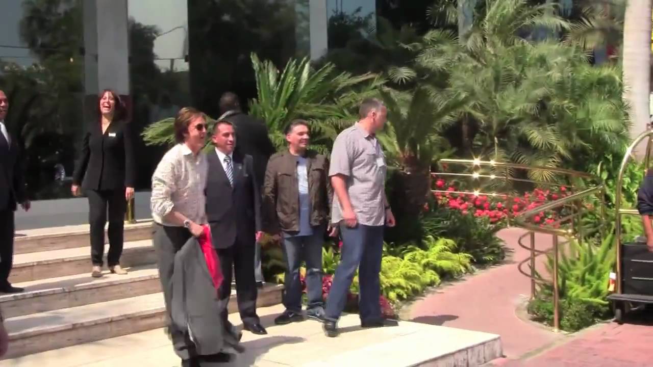 Up And Coming Tour: A few fans help Paul check in, Lima.