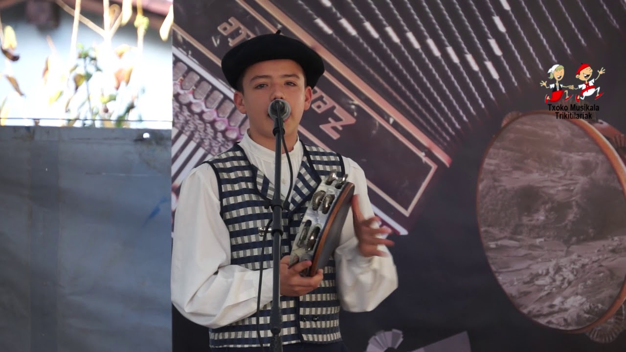 201909280302 Araitz Etxaniz eta Enaitz Alberdi Trikitilariak, Errezilen I  Trikitilari Txapelketan