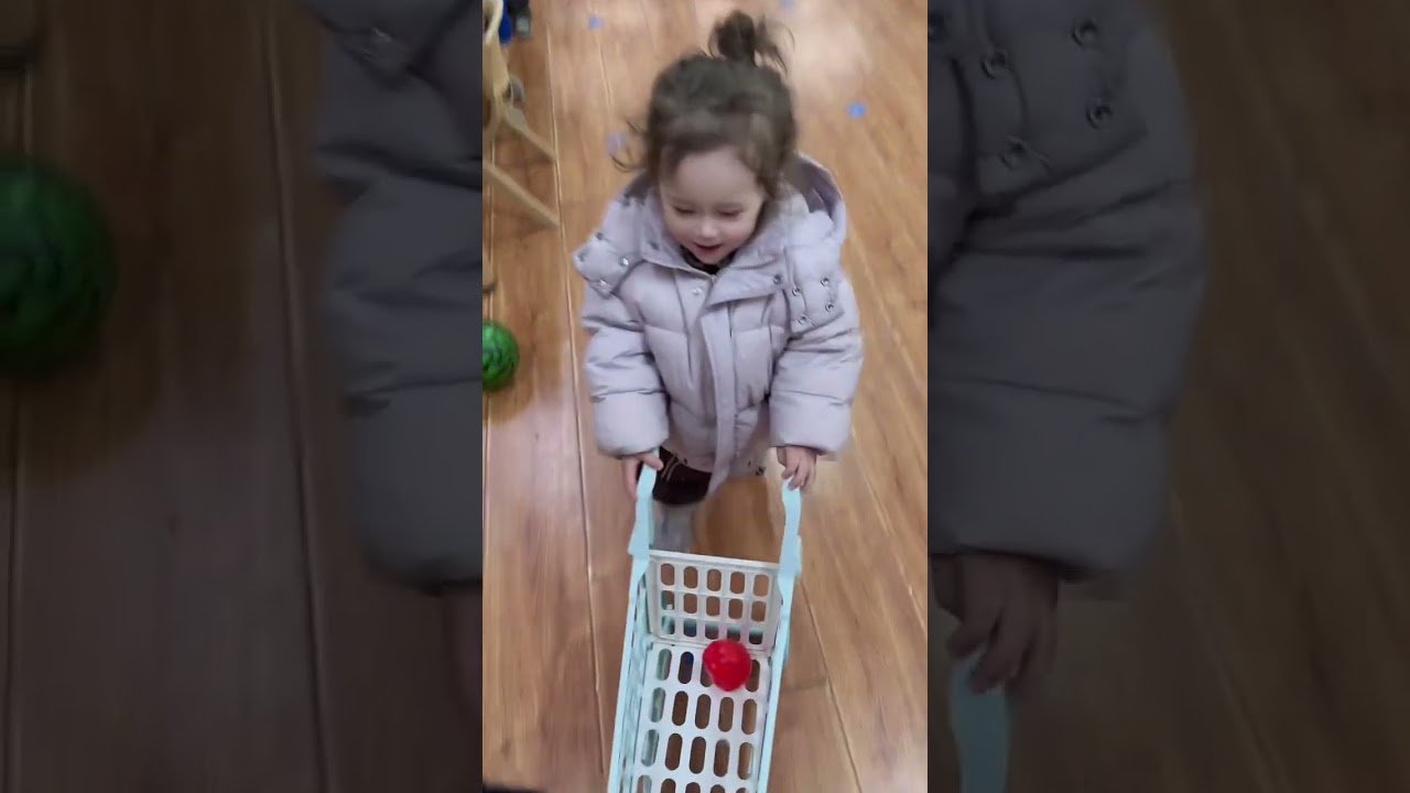 杜爱丽娜第一次去幼儿园体验，她是非常的喜欢