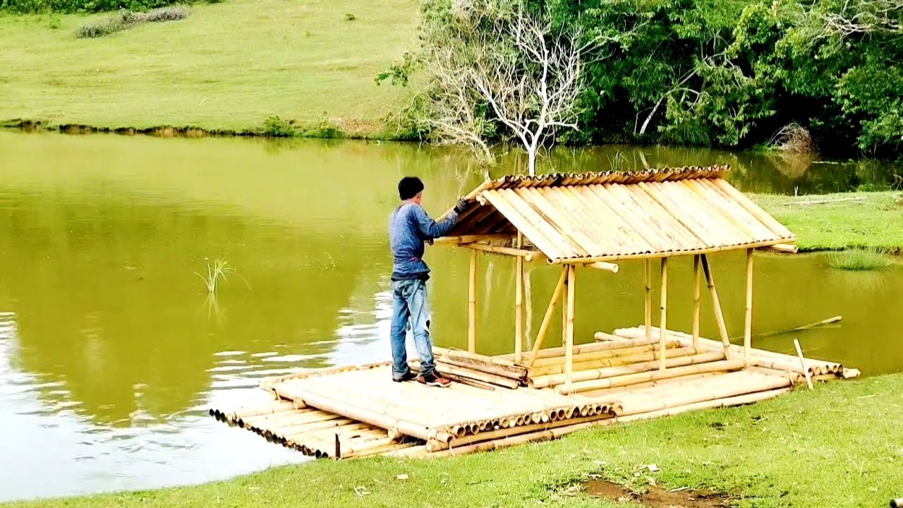 Membangun Rumah Rakit Bambu di Atas Air: Nikmati hasil memancing ikan diatas rumah rakit