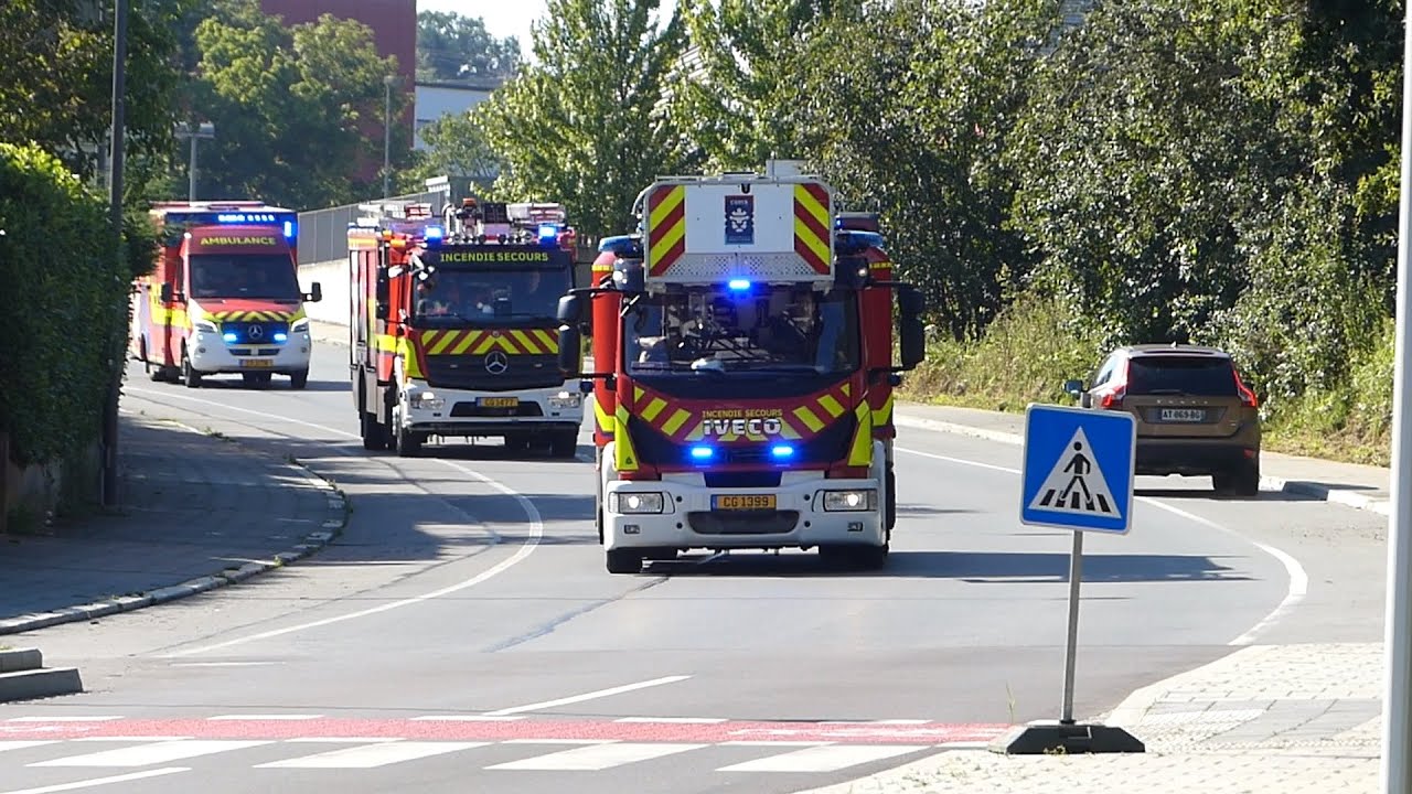 (Löschzug auf Einsatzfahrt)  Einsatzfahrten Feuerwehr Sadiff
