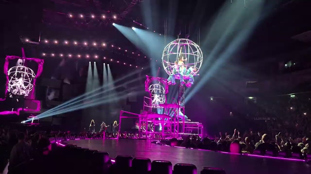 Uber Arena Berlin Germany 21.10.25 Katy Perry (I Kissed a Girl) LIVE