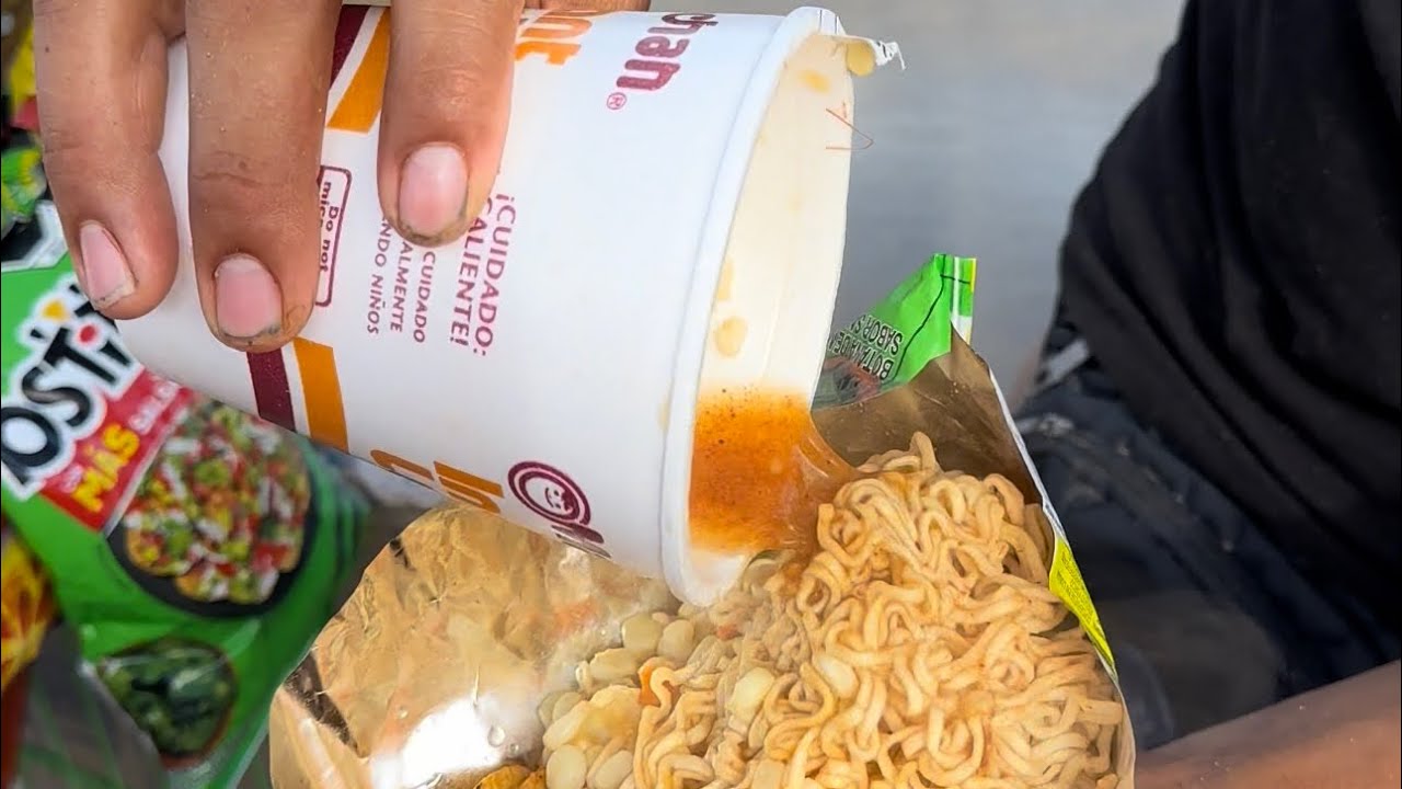Un tostiloco con maruchan estilo Acapulco en la playa y se te reinicia la vida.