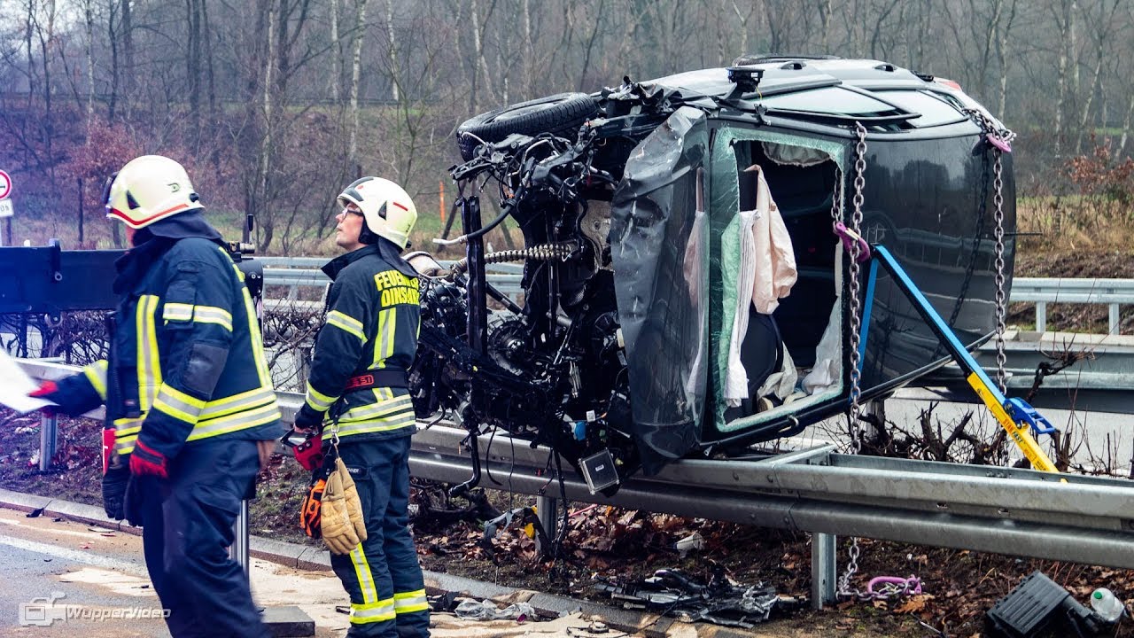 Schwerer Verkehrsunfall auf A3 bei Dinslaken - PKW bleibt auf Mittelleitplanke liegen | 26.01.2019