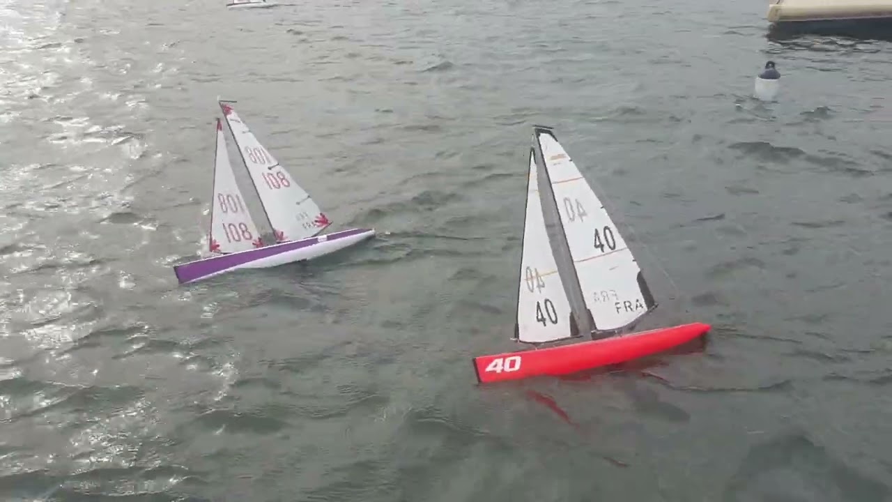 DF 95 sur le plan d'eau de Hyères