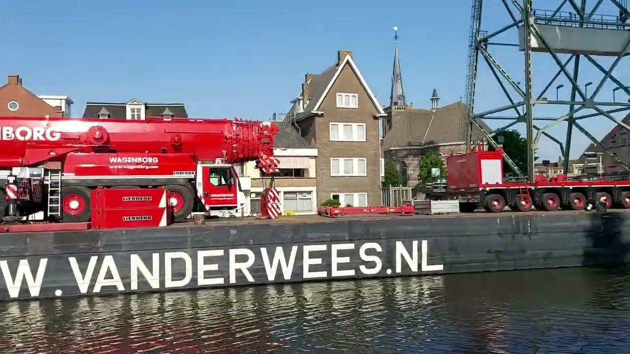 Pieter en Geertruida van der Wees met opmerkelijke vracht op de Gouwe