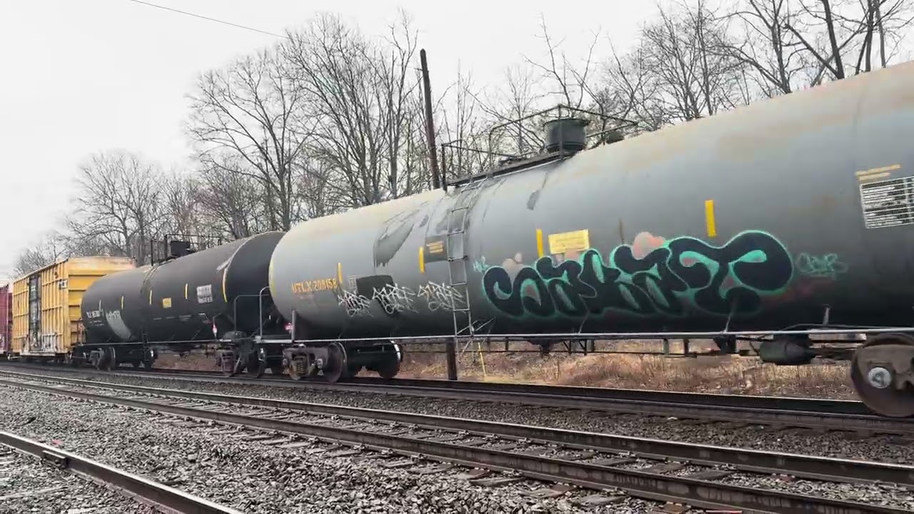 CSX 3345 ET44AH leads CSX M404 with a sick K5LA at Piscataway 