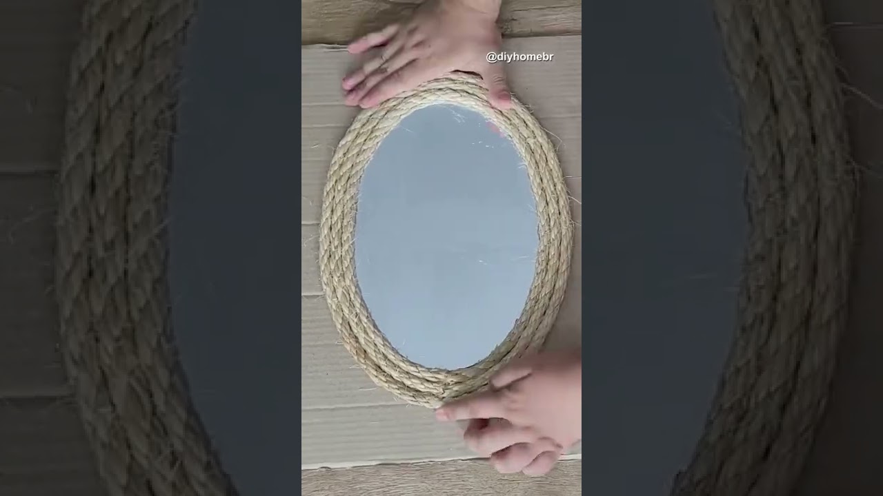 Espelho decorativo com papel&atilde;o, corda de sisal e cola quente.