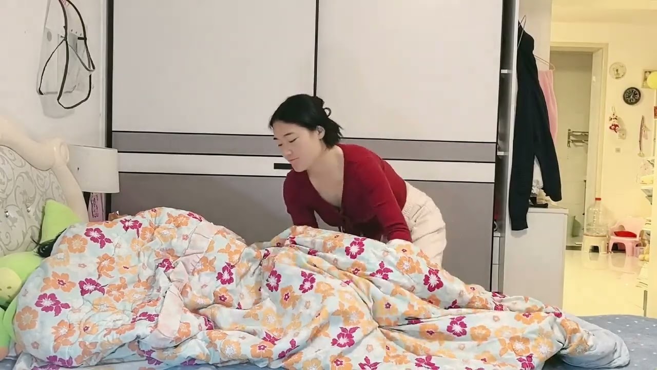 小两口吵架分居，媳妇三番五次来老公房间各种找茬，最后太逗了