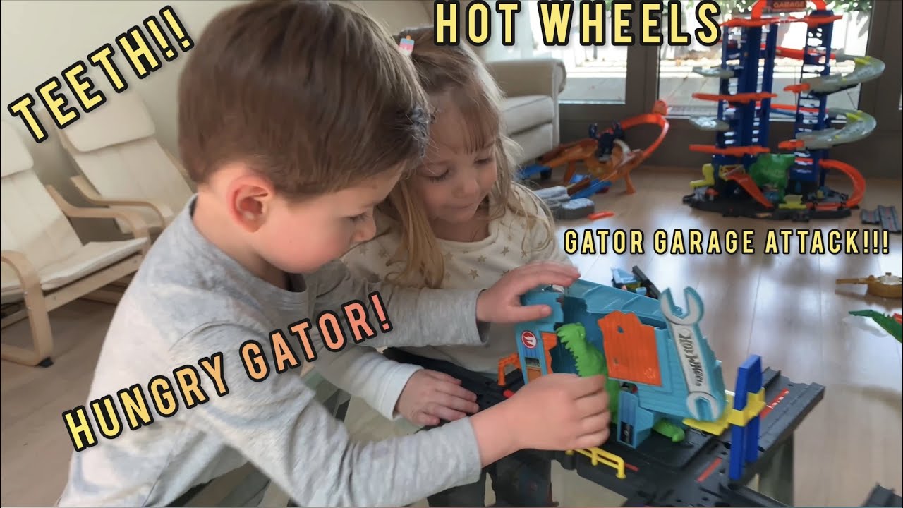 HOT WHEELS GATOR GARAGE ATTACK! OPEN AND PLAY! LINCOLN AND SOPHIAH MEET MELVIN, THE ALLIGATOR!