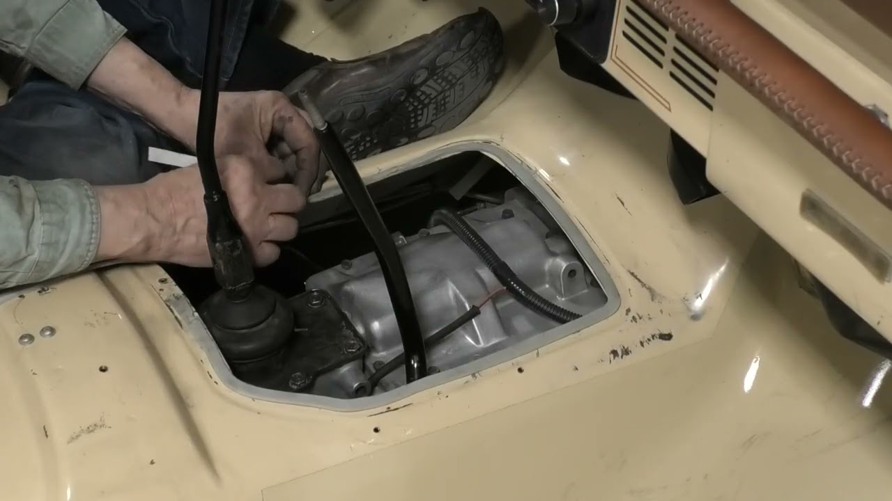 Установка рычагов переключения передач и других элементов, Jeep CJ7 1982 года выпуска.
