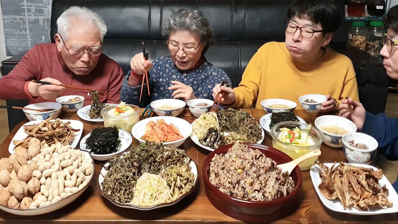 Рецепт Daeboreum Ogokbap, ассорти из гарниров (жареный перец, суп из ростков фасоли и редиса)