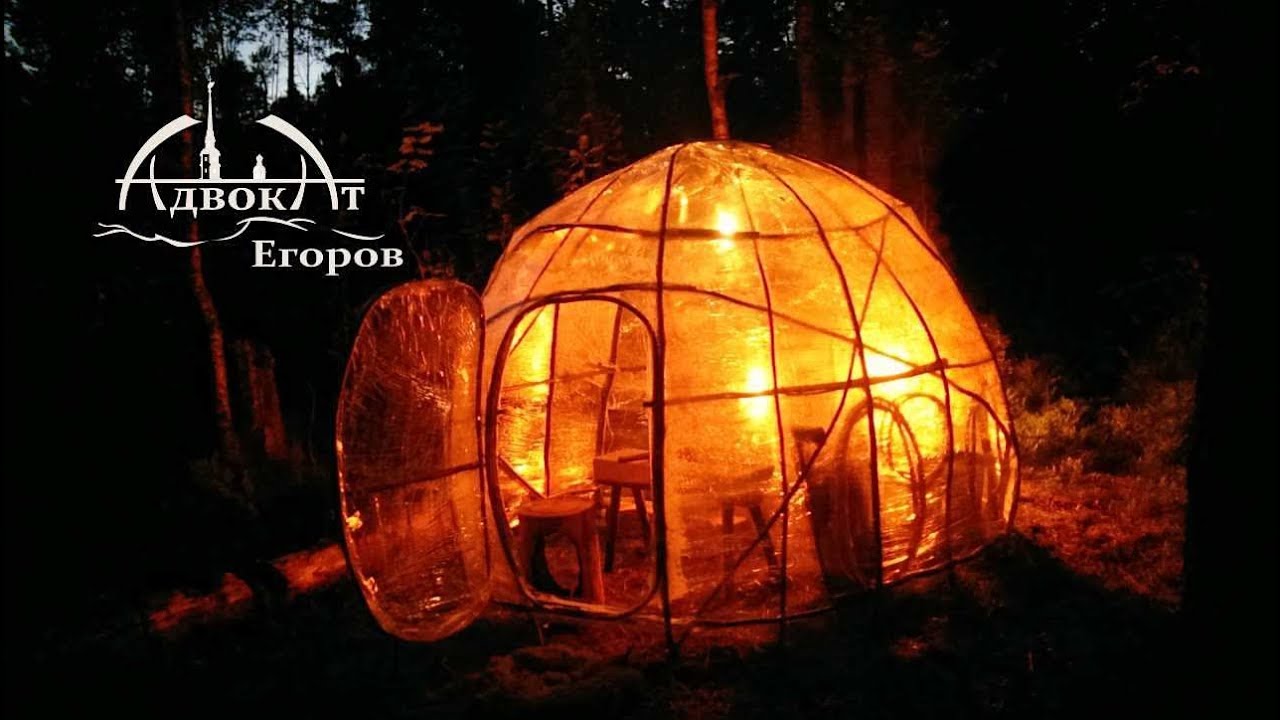 Купол Bushcraft, построенный из веток и полиэтиленовой пленки
