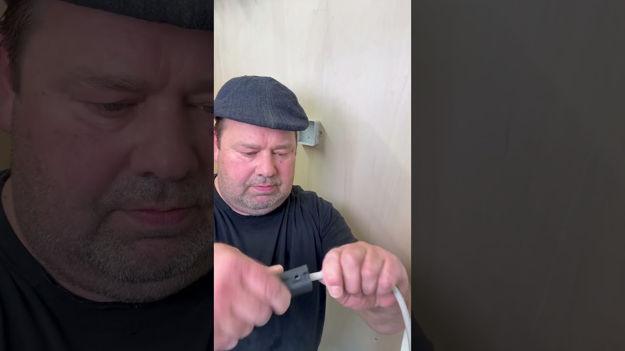 Leitung in Klemmdose einf&uuml;hren ‼️Wie lang muss das sein #elektriker #elektrotechnik #handwerk #viral