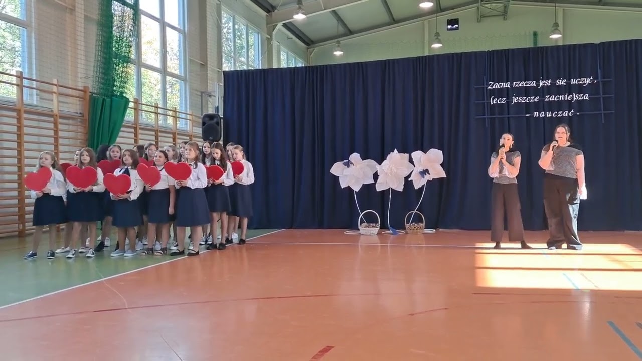„Serce nauczyciela” Smykofonika M. Hernik w wykonaniu Aleksandry Kuci, Mai Węglarz i chóru szkolnego