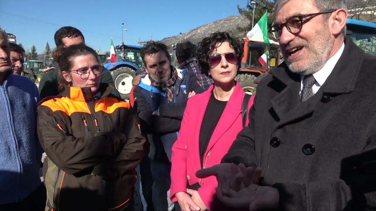 Tra gli agricoltori che protestano all’Aquila. Le immagini dell’incontro con D’Amico