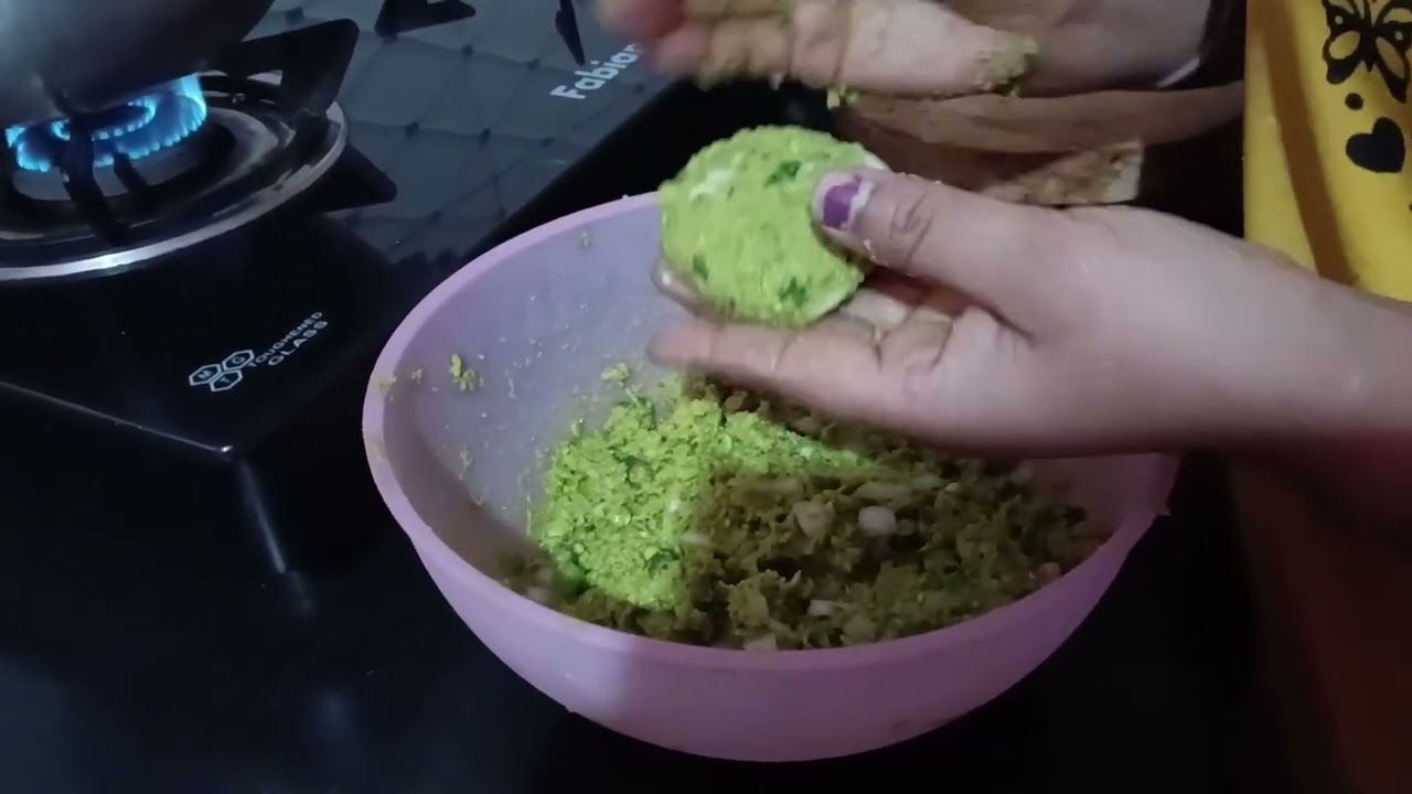 Matar ke pakode banaye minto main