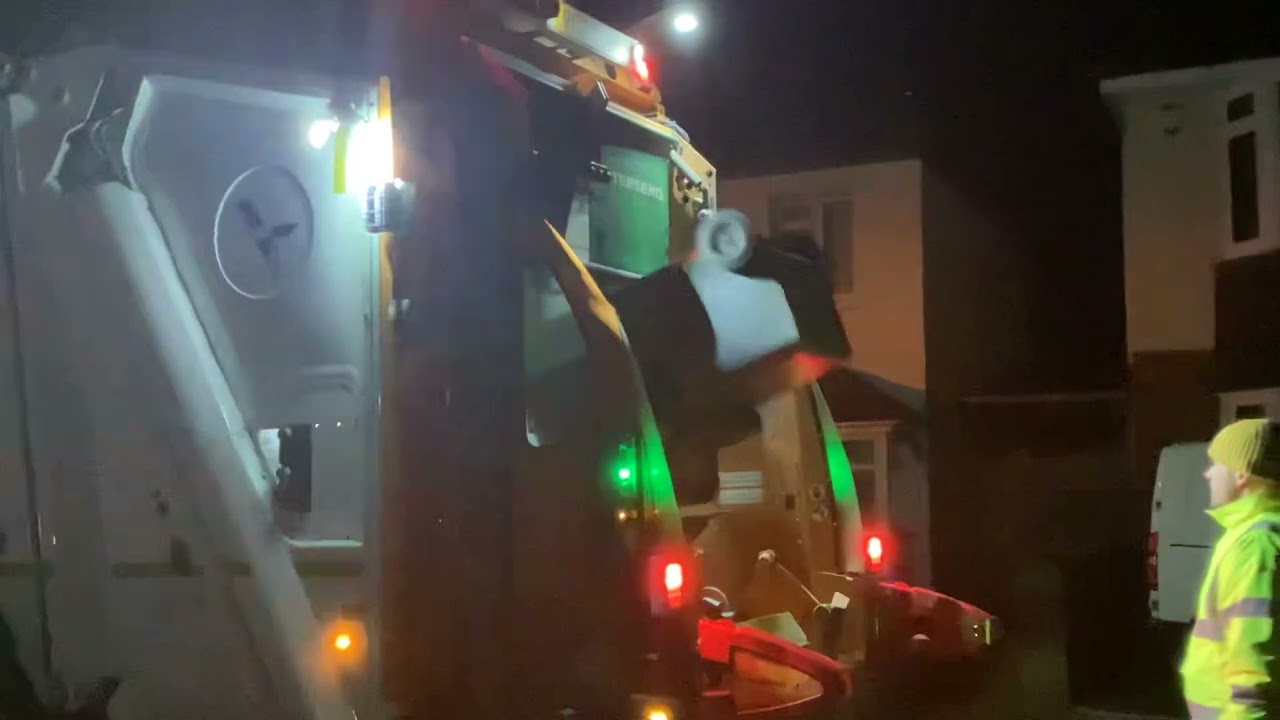 Recycling bin men emptying bins in the Bournemouth area (02/02/2023)