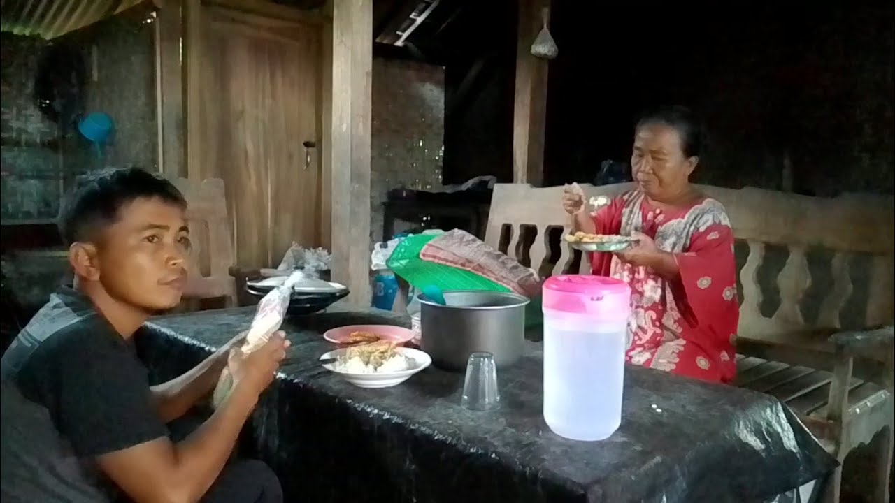 SARAPAN DENGAN OSENG KECAMBAH DAN DADAR TELUR 