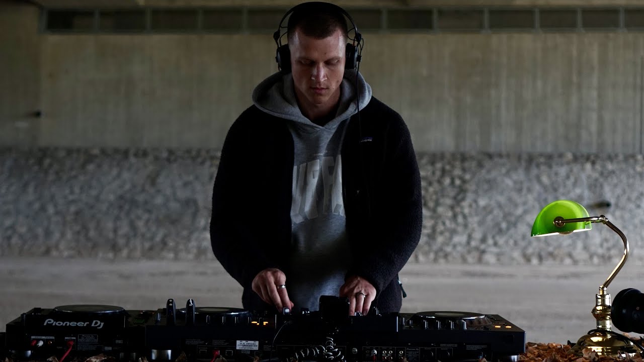 Drum & Bass Set under a German Autobahn