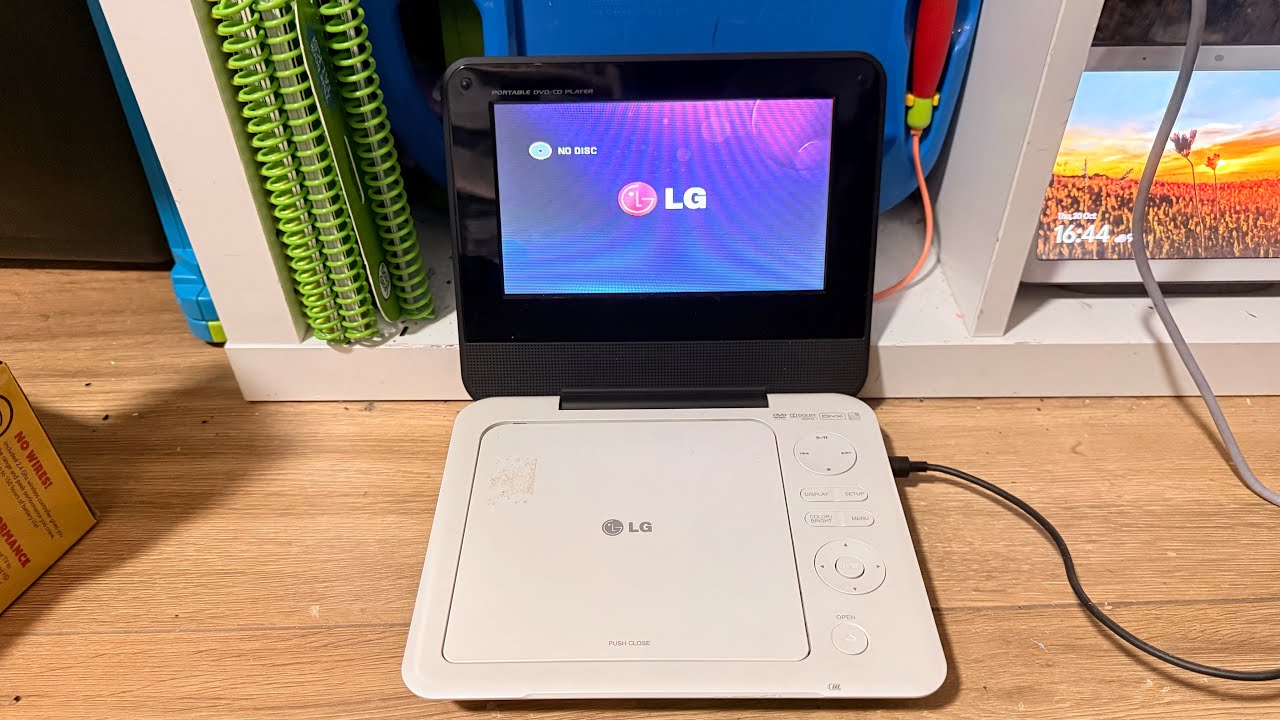 Портативный DVD/CD-плеер LG DP450