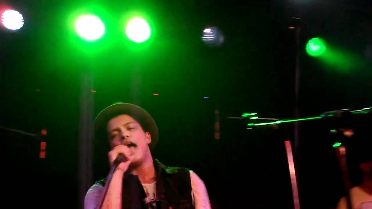 Bruno Mars - Just The Way You Are (live)