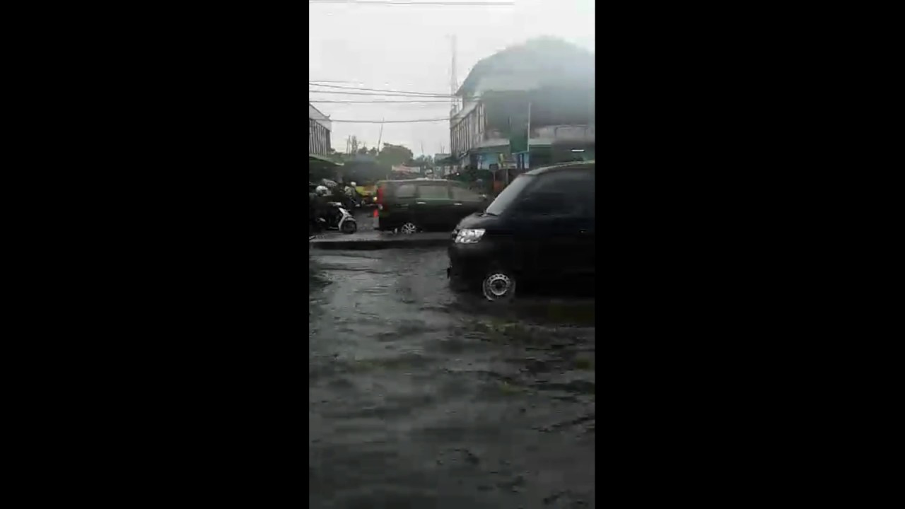 Akibat Drainase Buruk, Ruas Jalan Kosambi Tergenang Air