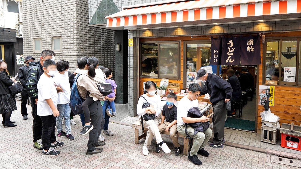 東京で驚異的な人気を誇る行列うどん屋の鮮やかな注文さばき丨Udon Noodles Restaurant in Tokyo