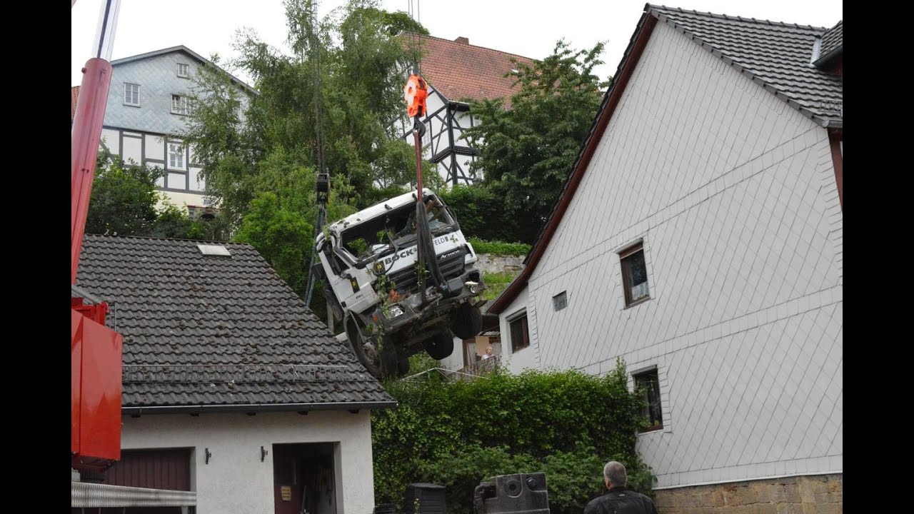 Lkw krachte in Haus in Oberkaufungen: Anwohner berichten vom Unfall