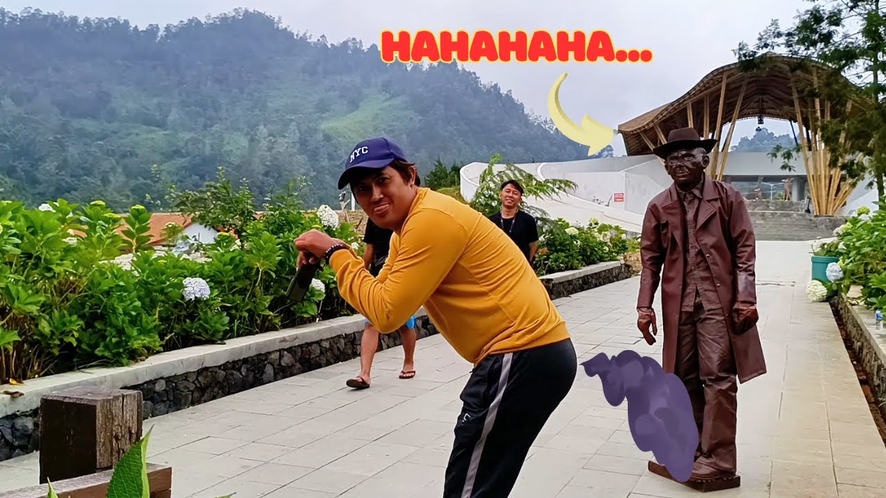 HAPPY FUNNY HUMAN STATUE PRANK ....