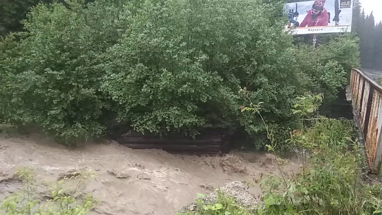 Потоп в Буковелі. Річка виходить з берегів.