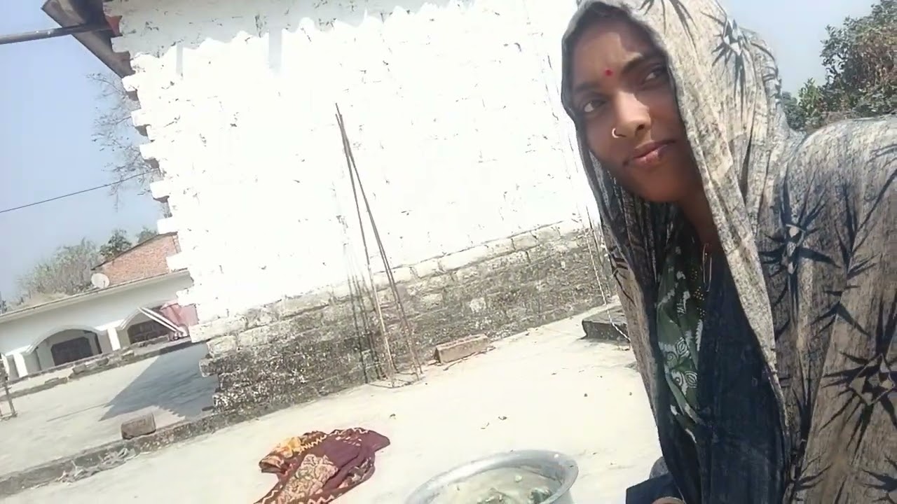 Rekha ji chhat per I Hai papad failane 👍👍👍👍👍👍👍🥰🥰🥰🥰