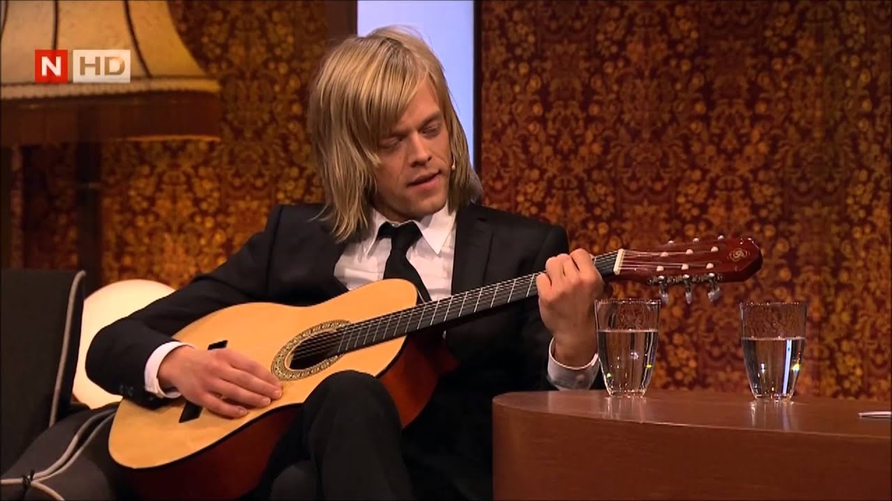 I kveld med Ylvis: Calle plays guitar