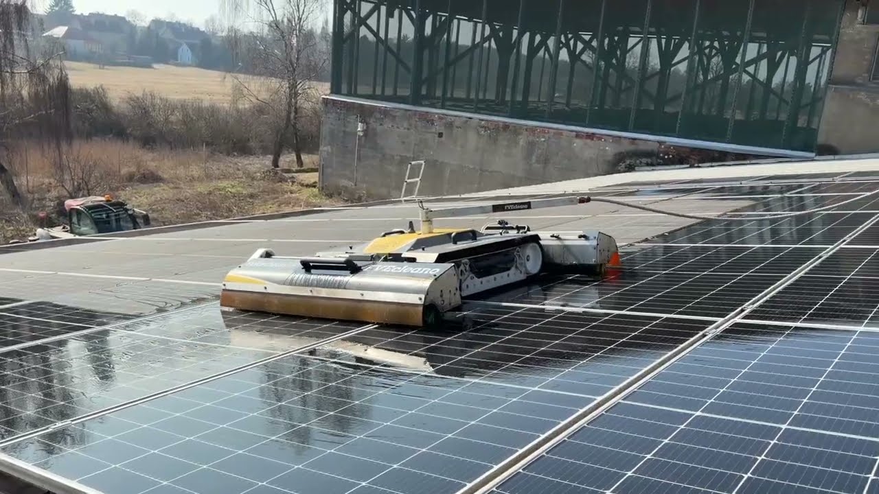 Čištění FVE na střeše zemědělského družstva v Chýnově | Robotické čištění fotovoltaiky