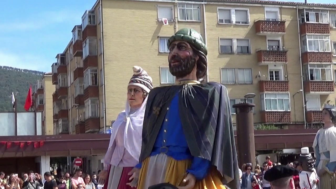 LOS GIGANTES DE ETXAURI BAILAN EN LAS FIESTAS DE BERRIOZAR 2017