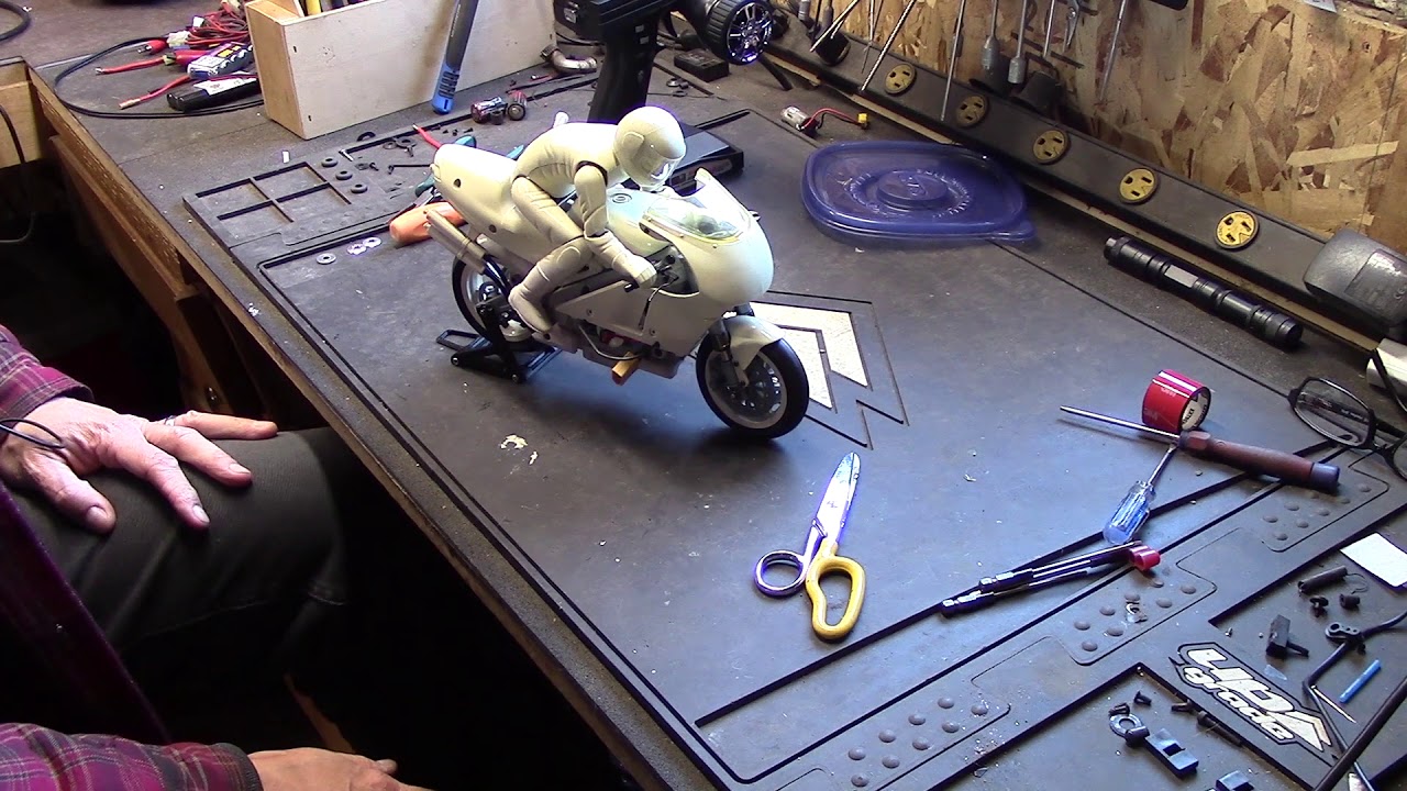 RC Revival - Kyosho Hanging On Racer